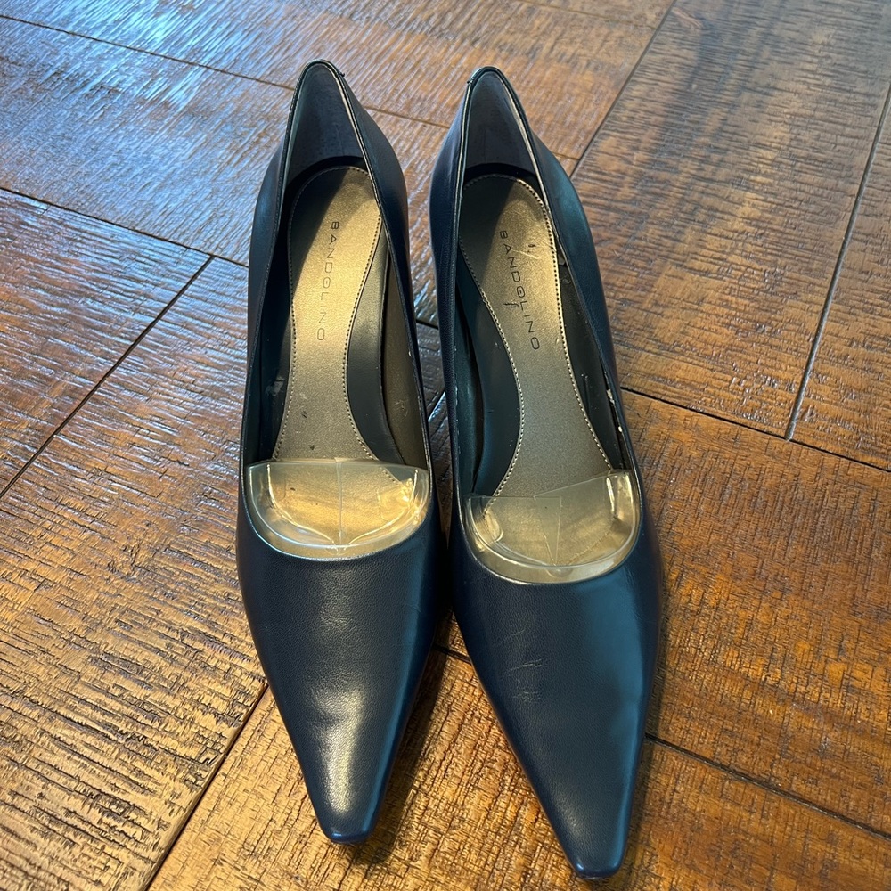Bandolino Dark Blue Leather Pointed-Toe Heel with a 2” heels